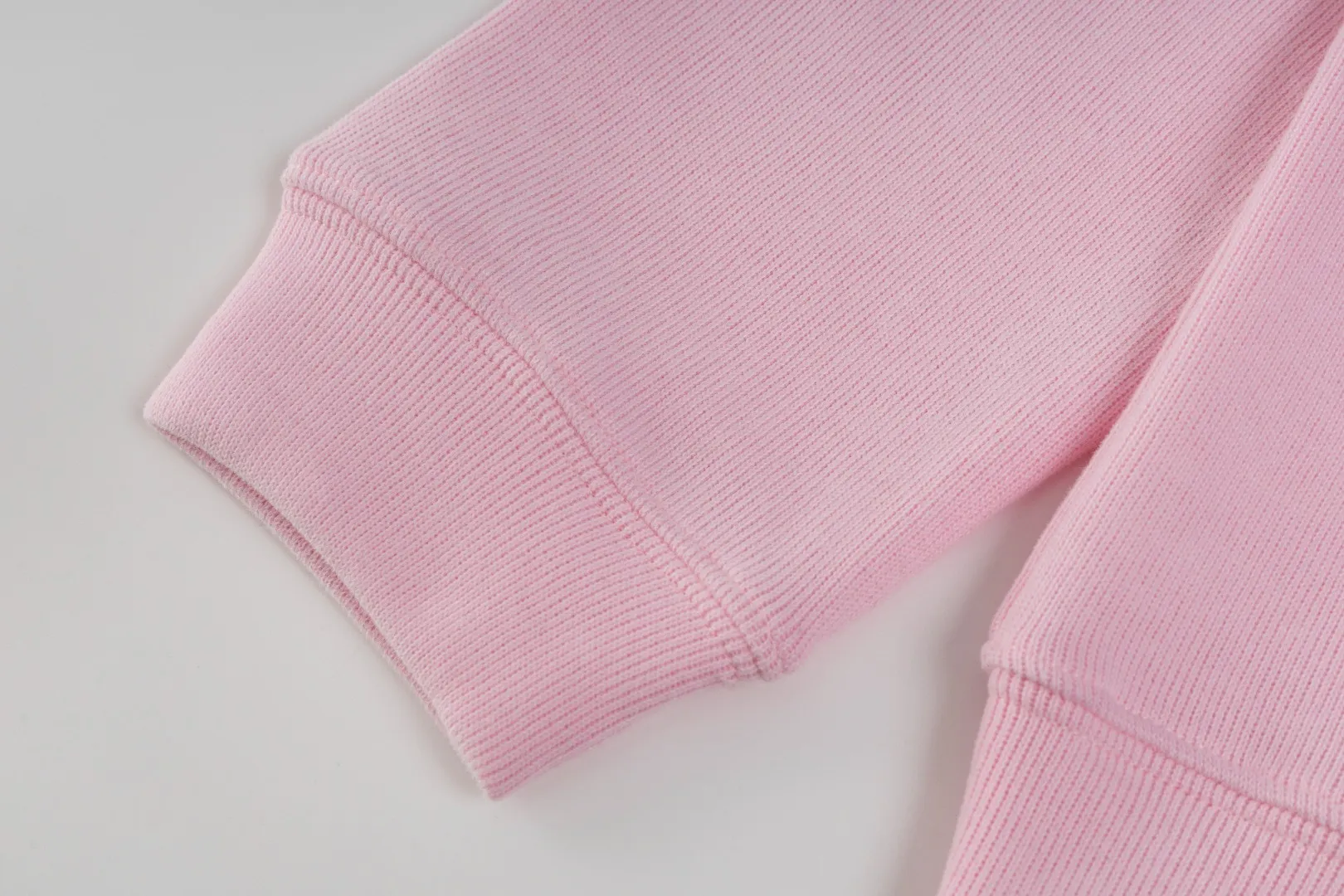 P230 #R97 Ralph lauren twelve-color embroidered pony logo half-zip high-neck long-sleeved knitted sweatshirt. The same style for men and women. The new half-zip sweatshirt for couples to wear in autumn is here! This kind of sweatshirt is really popular this year, even more popular than the hooded sweatshirt. Open the zipper and it can be used as a large lapel, which makes it more fashionable. The color of the classic design of the little war horse on the chest is matched with the embroidery. The simple zipper design echoes the brand logo, so you don’t need to match too much. The sweater version is loose enough! The fabric is custom-woven and dyed 100 cotton. 320g high gram weight 100% cotton knitted cotton with a certain thickness. The fabric is soft and comfortable, and the three-dimensional fabric is full of texture. The stitching is three needles and five threads, which is beautiful and strong. The pattern is also good. Although it is loose, it does not look bulky! - It is not a popular color scheme on the street. The color is pure and highly recommended. The upper body has a particularly high rate of turning heads. Loose style. Big drop shoulder OS style. Same style for men and women. Couple wear. Versatile and practical! Color: Gray, navy, khaki, green label, oatmeal brown label, apricot, black, army green, burgundy, pink, dark gray, light blue, white. Size: S M L XL Length: 70/72/74/76 Bust: 53.5/55.5/57.5/58.5 Shoulder width: 44/45/46/47 Sleeve length: 61/62/63/64